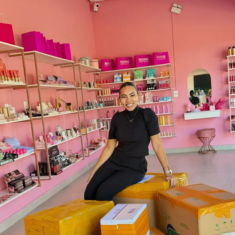 Bastidores da loja Meninas Importados com a equipe